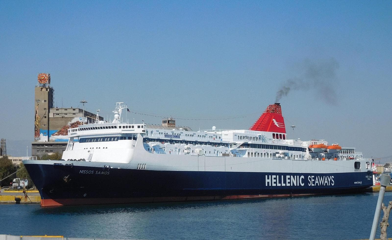 Eine Hellenic-Seaways-Fähre im Hafen