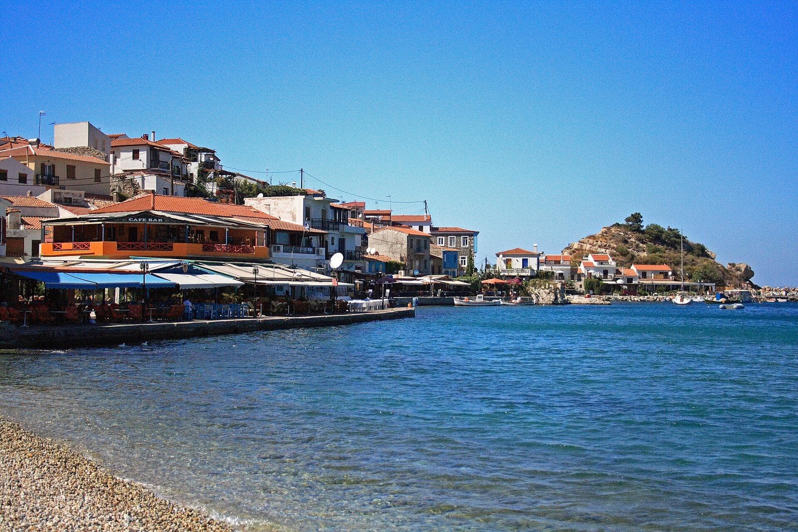 Hafen und Uferpromenade von Kokkari auf Samos