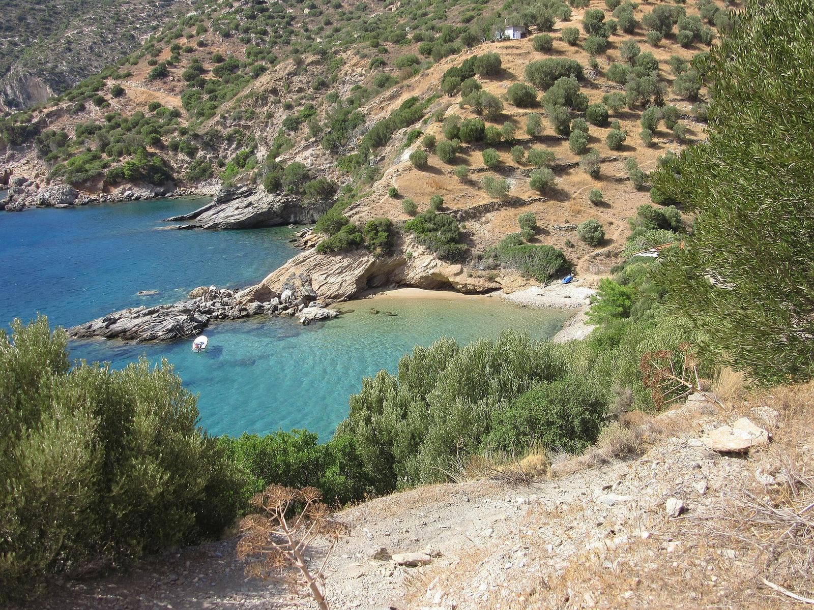Eine ruhige Bucht mit klarem Wasser auf Samos
